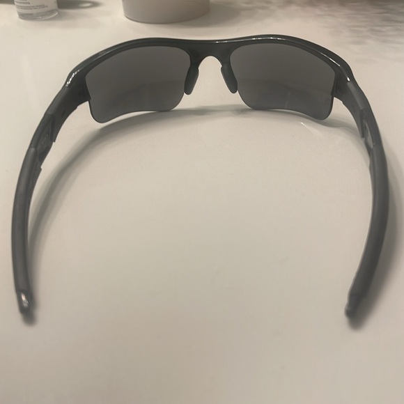 New never used Oakley sunglasses polarised. Frame black lenses grey tent. - Picture 3 of 7